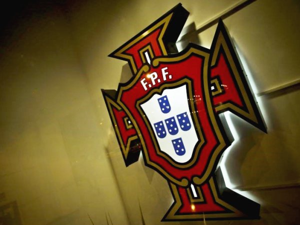 Resultado de imagem para FederaÃ§Ã£o Portuguesa de Futebol promove a pintura de murais para apoiar a seleÃ§Ã£o