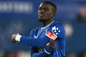 Idrissa Gueye é o quarto a ser expulso por agredir colega de equipa na Premier League