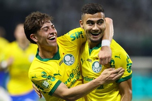 Palmeiras goleia Fortaleza por 4-1 e mantém pressão no Brasileirão