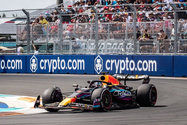 Max Verstappen triunfa no GP dos EUA e aproxima-se do líder do campeonato