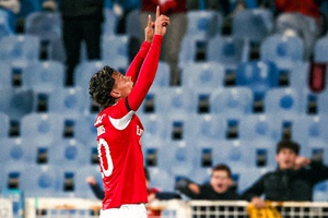 Crónica: ‘Revolução’ ao intervalo e bolas paradas salvam Benfica