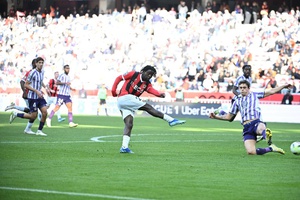 Nice vence na receção ao Toulouse, com golo de Moffi, e mantém perseguição ao líder PSG