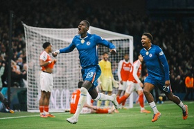 Gyökeres volta, mas Arsenal não aproveita vantagem numérica contra Chelsea