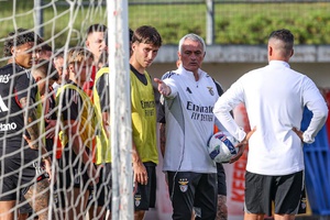 José Mourinho já orienta os treinos do Benfica no Seixal