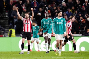 Brentford vence campeão Liverpool por 3-2