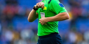 Liga de futebol pretende incluir câmaras nos equipamentos dos árbitros