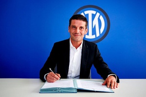 Ex-jogador e campeão pelo Inter, Chivu regressa como treinador principal