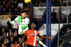 Inglaterra: Luis Díaz evita derrota do Liverpool frente ao Luton Town