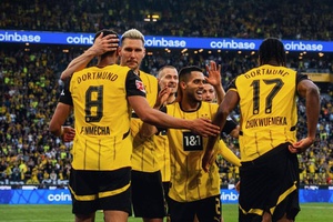 Dortmund derrota Augsburgo e sobe provisoriamente à vice-liderança da Liga alemã