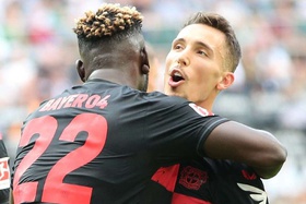 Xabi Alonso rendido a Grimaldo: "É um lateral-esquerdo top, top, com qualidades diferentes"