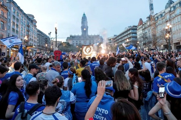 FC Porto Campeão: Baixa Do Porto Veste-se De Azul E Branco Para Brindar ...