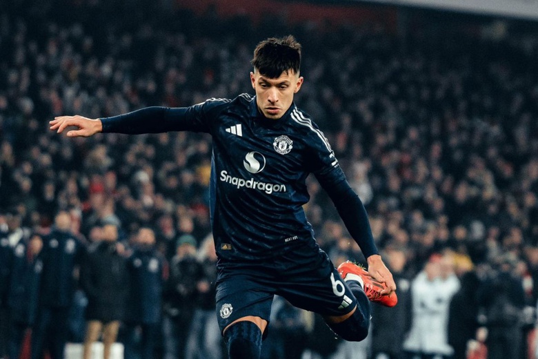 Lisandro Martínez regressa aos treinos do Manchester United oito meses depois