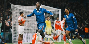 Gyökeres volta, mas Arsenal não aproveita vantagem numérica contra Chelsea