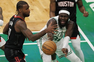 Celtics surpreendidos pelos Rockets em noite de Neemias Queta titular