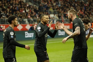 PSG vence com 'hat-trick' de Mbappé e assume liderança da Ligue 1