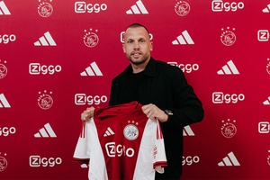 Ajax, adversário do Benfica na ‘Champions’, rescinde com o treinador John Heitinga