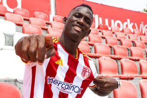 OFICIAL: Defesa central Sidi Bane assina pelo AVS por duas épocas