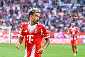 Bayern vence mas quase tropeça em Augsburgo