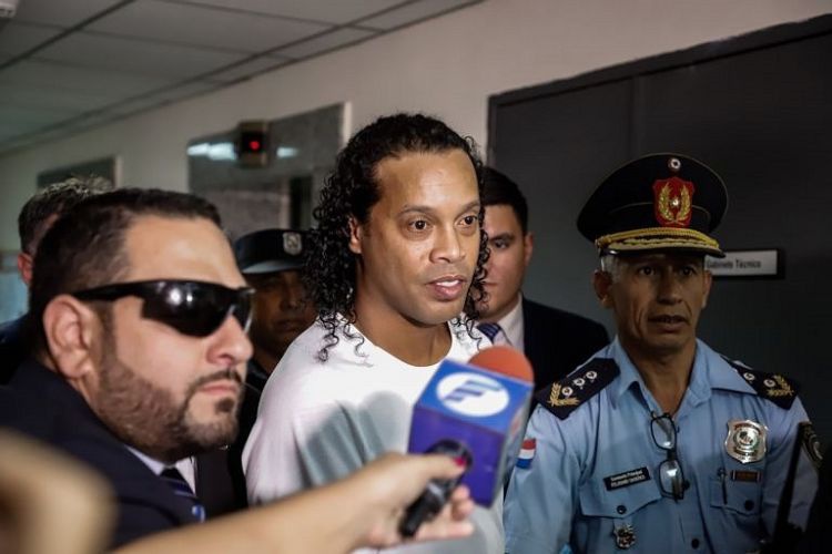 Ronaldinho Gaúcho completou um mês de prisão no Paraguai