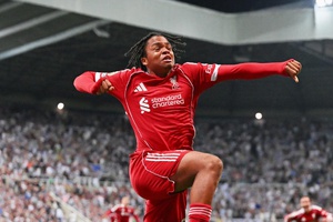 Liverpool vence Newcastle com golo heroico de miúdo de 16 anos nos descontos