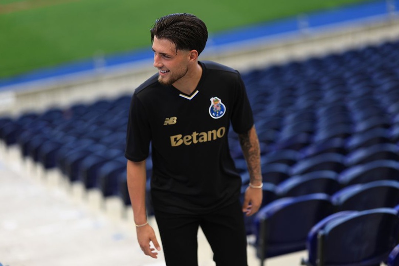 Gonçalo Silva assina contrato profissional com o FC Porto