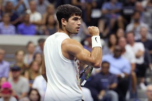 Alcaraz avança para meias-finais das ATP Finals e garante liderança mundial