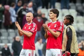 Benfica perdeu as suas ocasiões e caiu perante um Newcastle melhor