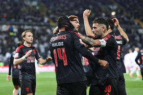 Benfica vence em Guimarães e mantém-se ‘colado’ ao Sporting no topo