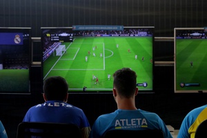 Futebol na Televisão: Os jogos que pode ver esta segunda, 17 de novembro de 2025