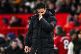 Amorim regressa às derrotas com o Manchester United em jogo com expulsão bizarra