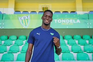 OFICIAL: Tondela contrata central colombiano até 2030