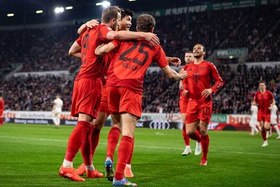 Reviravolta em Augsburgo mantém Bayern firme no topo da Liga alemã