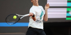 Jannik Sinner triunfa sobre Alcaraz e renova título nas ATP Finals