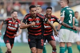 Flamengo vence Palmeiras e conquista quarta Taça Libertadores