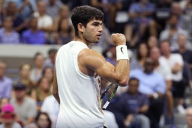 Alcaraz avança para meias-finais das ATP Finals e garante liderança mundial