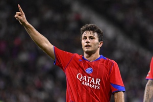 João Neves garante triunfo do Paris Saint-Germain em Lyon e liderança isolada