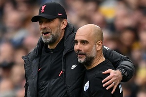 Jürgen Klopp e Pep Guardiola travam última batalha na Premier League