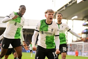 Assalto do Liverpool à pole position da Premier League consumada por Elliott ao cair do pano