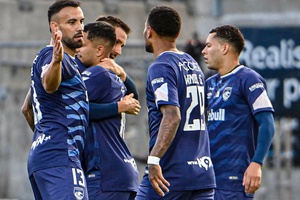 Santa Clara esmaga Larne e avança a passos largos para a fase seguinte