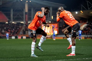 Lorient assegura regresso à Ligue 1 com goleada sobre o Caen