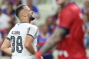 Com Arthur Cabral em destaque, Botafogo goleia Fortaleza reduzido a 10