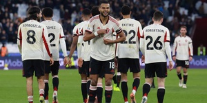 Liverpool vence West Ham e alivia crise às custas de Espírito Santo