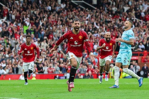 United respira com penalty de Bruno Fernandes frente ao Burnley