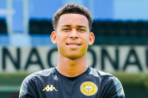 OFICIAL: Nacional contrata médio brasileiro Deivison Souza para a próxima época