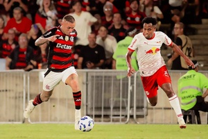 Flamengo goleia Bragantino e alarga liderança no Brasileirão