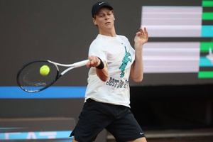 Jannik Sinner triunfa sobre Alcaraz e renova título nas ATP Finals