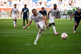 Hat-trick de Kane dá triunfo ao Bayern na goleada sobre o Hoffenheim