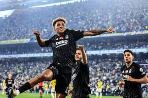 Fenerbahçe perde com Besiktas e Mourinho despede-se do título turco