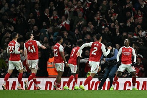 Arsenal goleia no dérbi do norte de Londres e consolida liderança da Liga inglesa