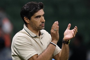 Palmeiras de Abel Ferreira perde em Santos e cai na classificação